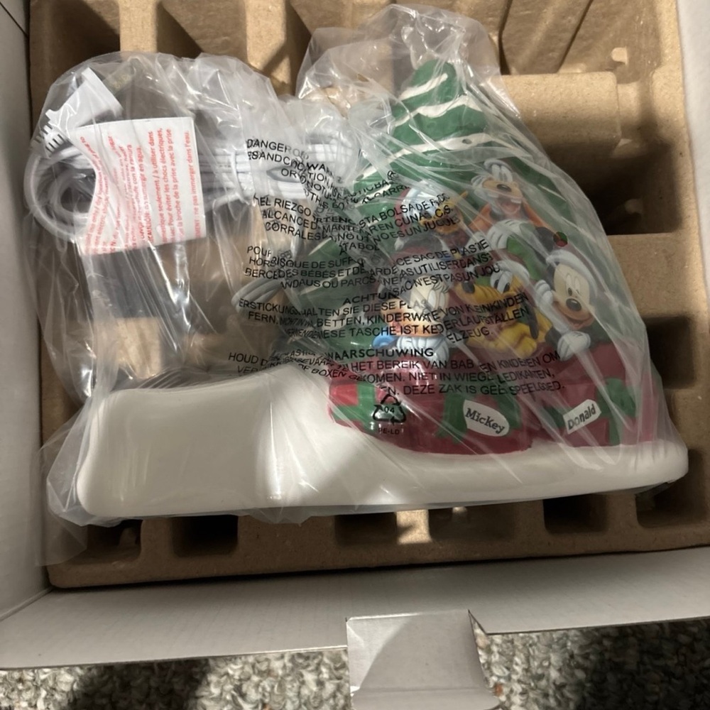 Disney Scentsy Warmer with Mickey and Friends - Picture 3 of 4